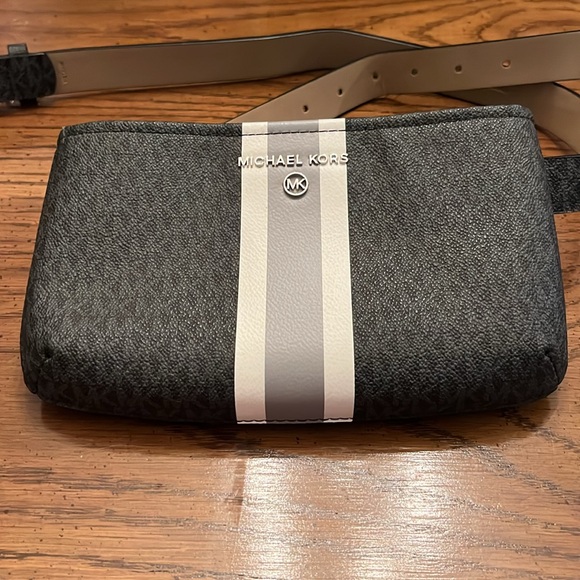 Michael Kors belt bag - Picture 2 of 15